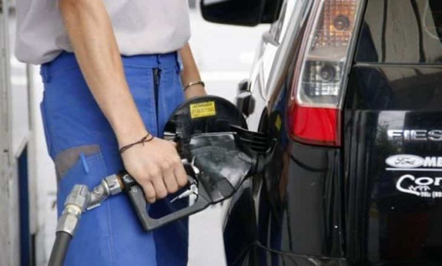 Otro municipio se suma al cobro por carga de combustible
